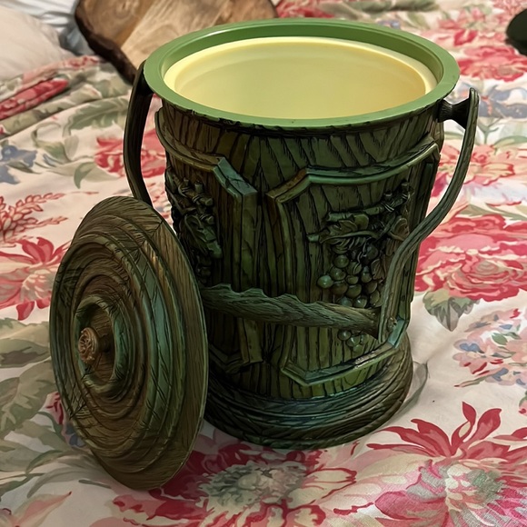 Vtg MCM Ice Bucket Avocado Green Textured Grape Bunches Wine Motif Insulated EUC - Picture 7 of 10